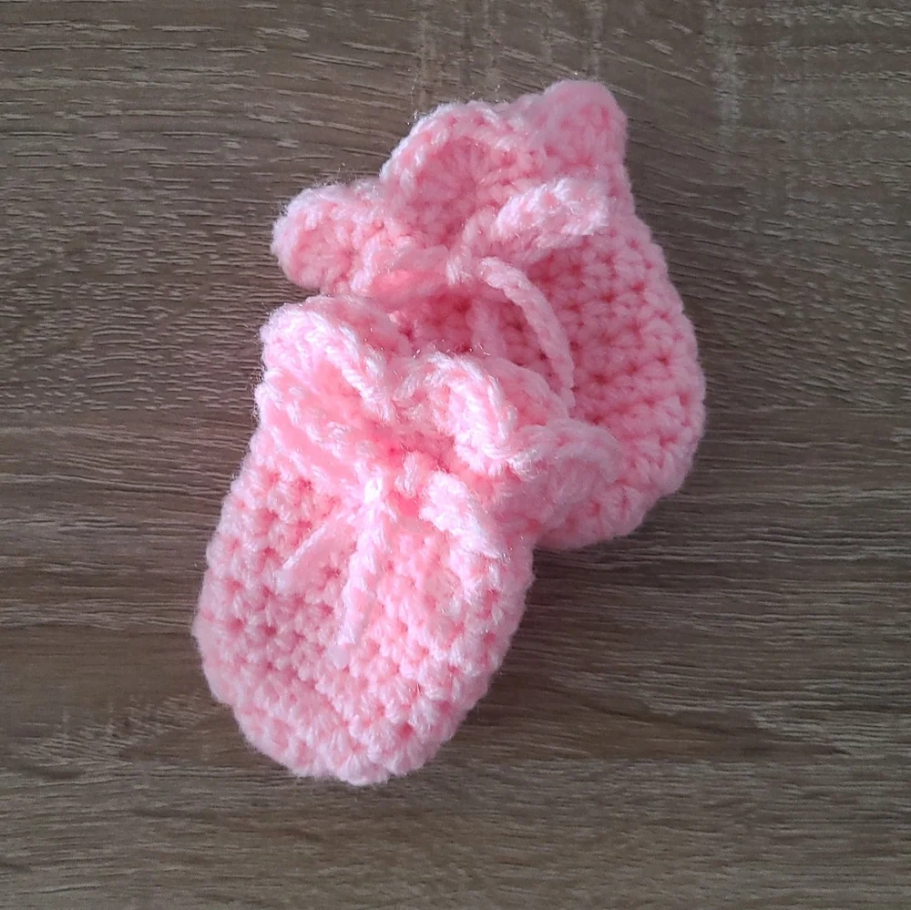 Crochet baby mittens, newborn scratch mittens, pink mittens, winter mittens
